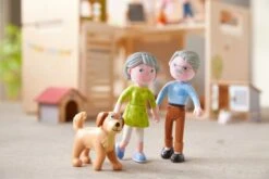 Haba Little Friends – Spielset Großeltern 5 Haba Little Friends – Spielset Großeltern -Kinder Pielzeugladen 306147A 600x600