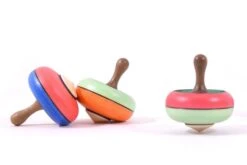 Mader Holzkreisel Confetti In Verschiedenen Farbkombinationen Aus Der Kreiselmanufaktur 6 Mader Holzkreisel Confetti In Verschiedenen Farbkombinationen Aus Der Kreiselmanufaktur -Kinder Pielzeugladen ConfettiKreisel3 600x600